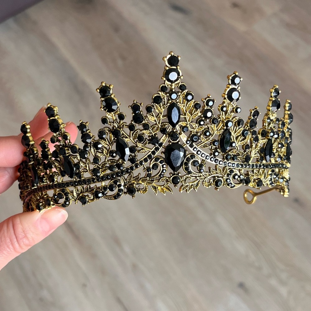 Gorgeous Elegant Black and Gold Tiara